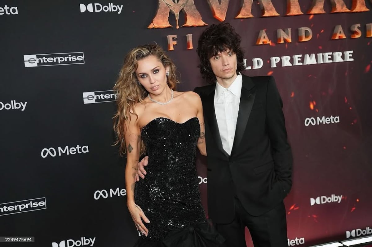 La cantante Miley Cyrus y el baterista Maxx Morando se comprometieron, según la revista People