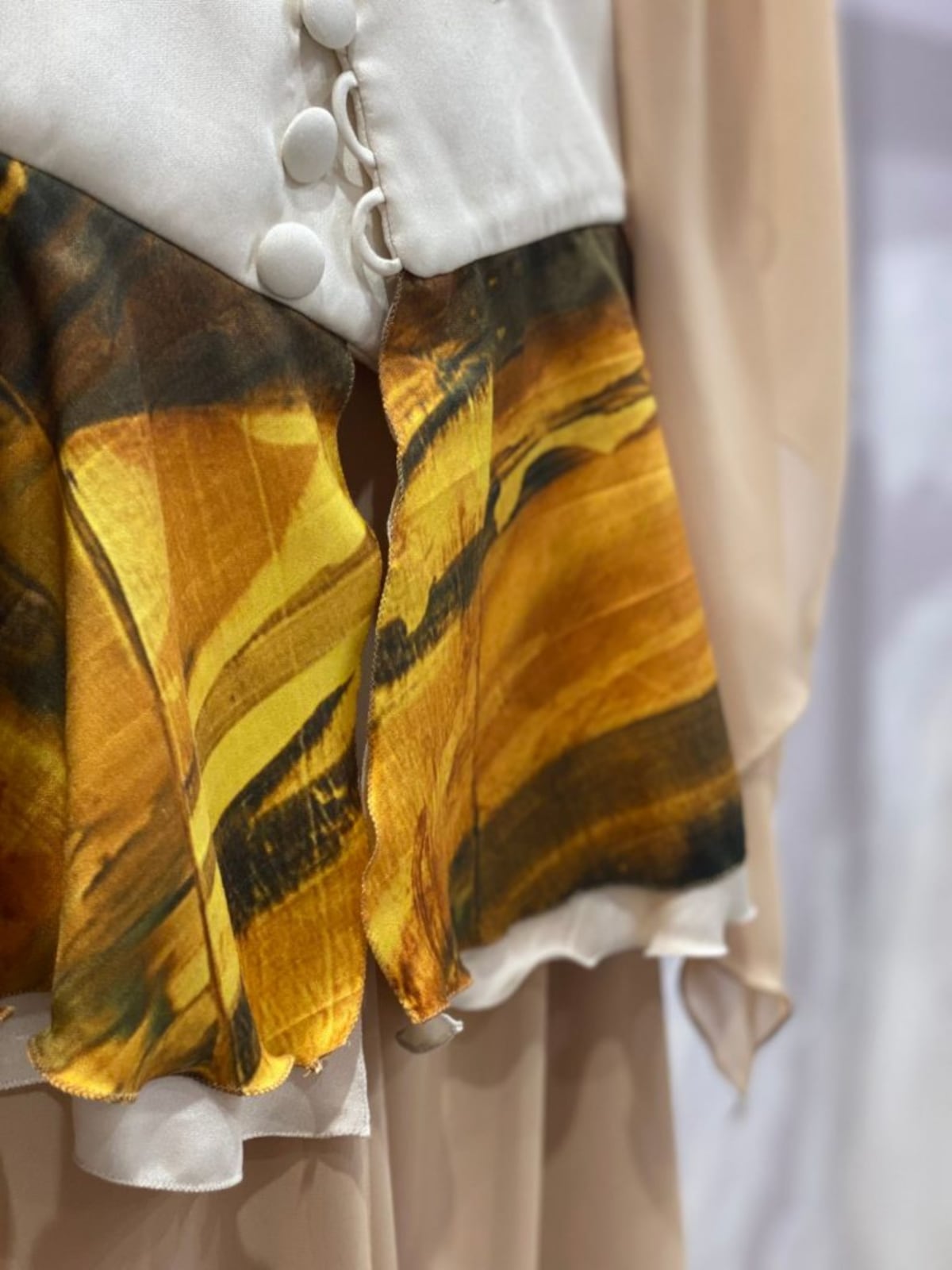 Vestida de arte, las pinturas de Olga Sinclair en la nueva colección de Pilar Sainz