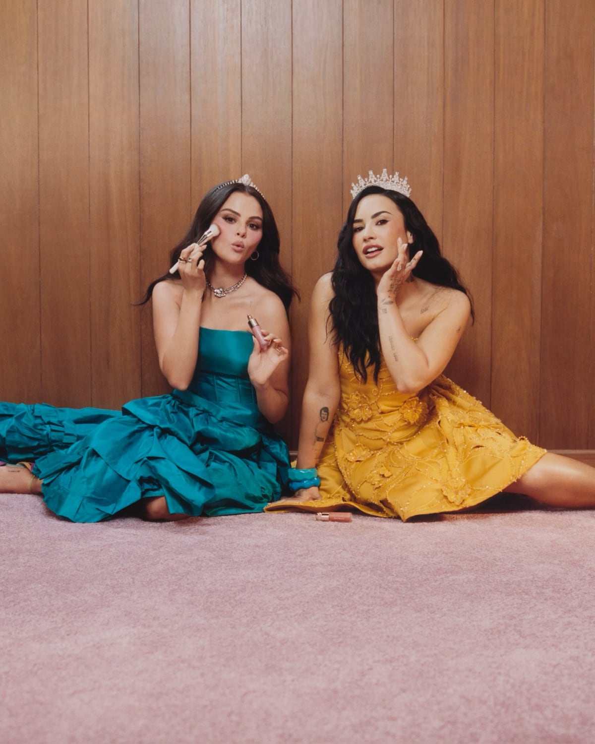 Selena Gómez y Demi Lovato recrean el póster de ‘Programa de protección para princesas’
