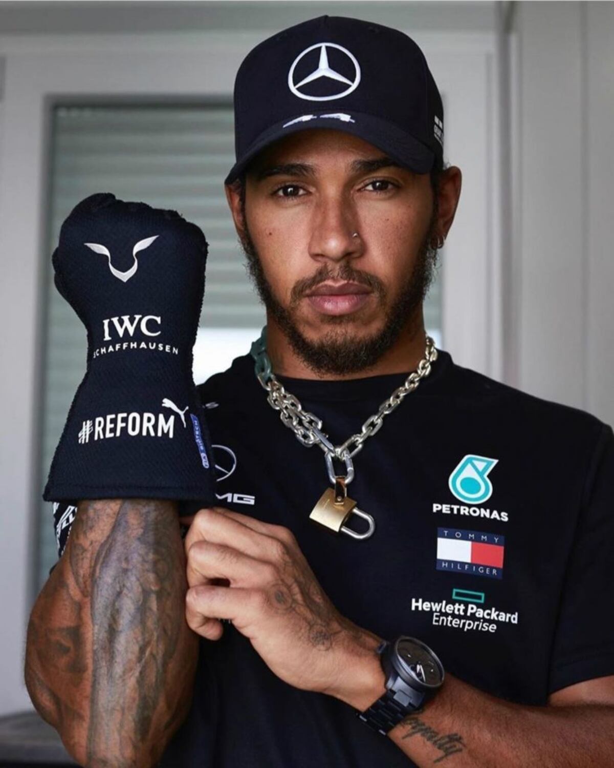 Ropa en contra del racismo: cuando la indumentaria protesta ante la injusticia racial