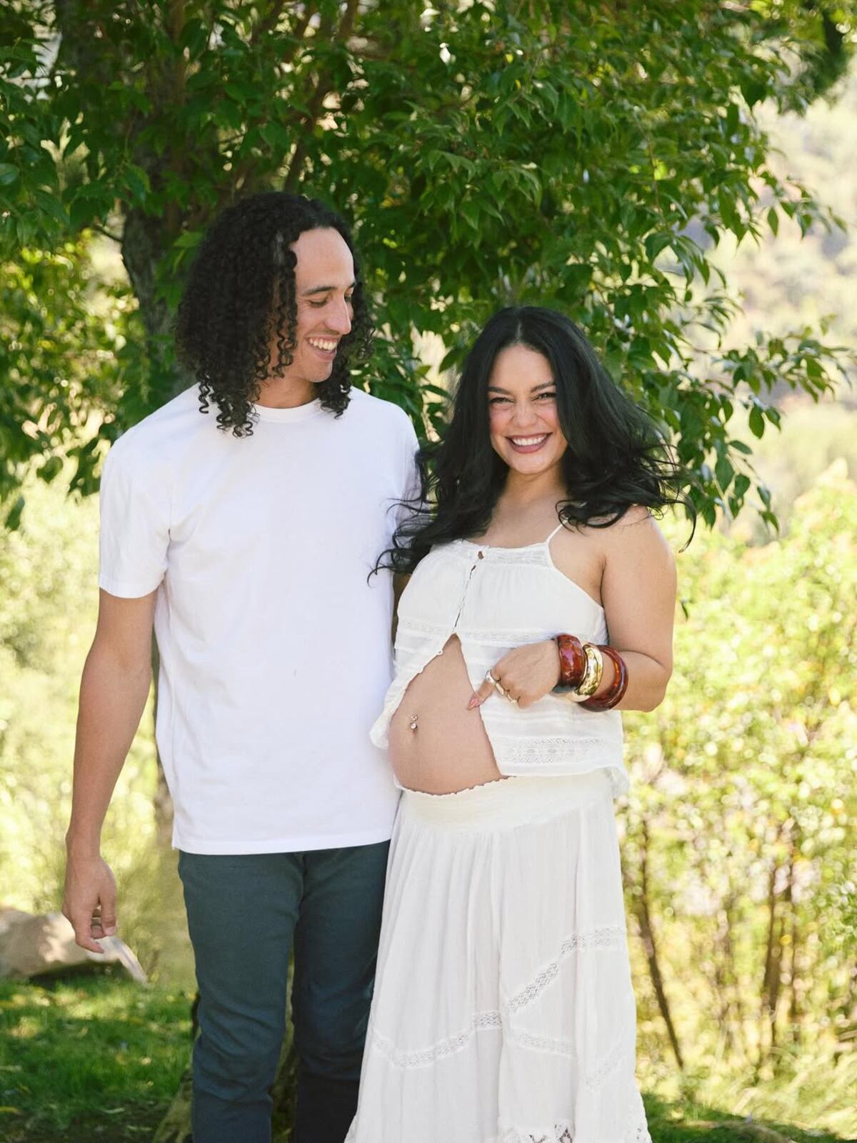 La actriz Vanessa Hudgens anuncia que espera su segundo hijo