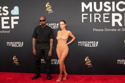 Kanye West y Bianca Censori sorprenden en los Grammy al posar ella casi desnuda