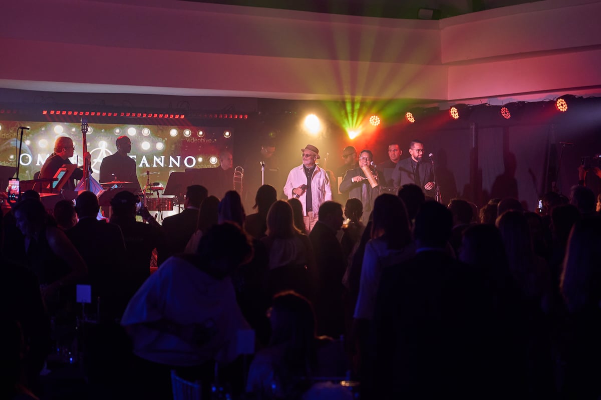 Omar Alfanno y Luis Enrique se unieron en el escenario a favor de la niñez en Panamá