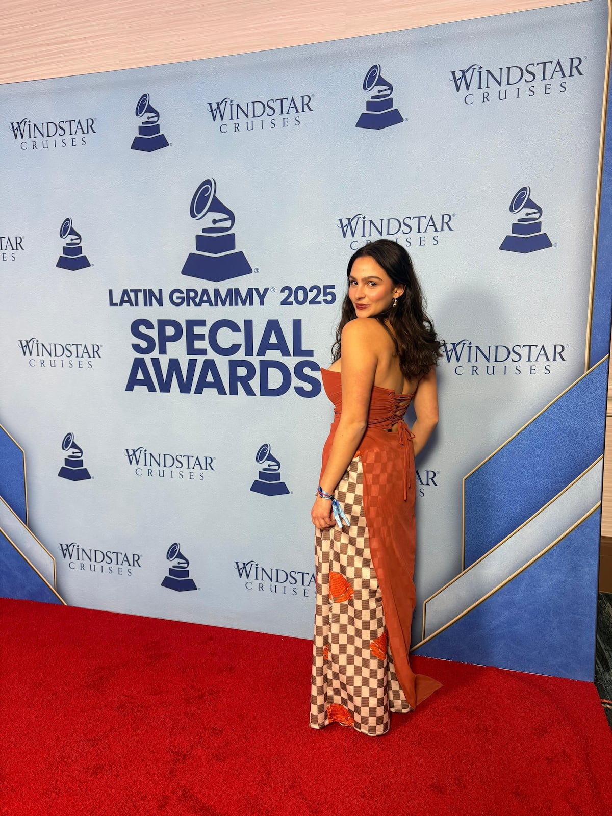La cantante Yael Danon y sus atuendos de diseño panameño en los Latin Grammy 2025
