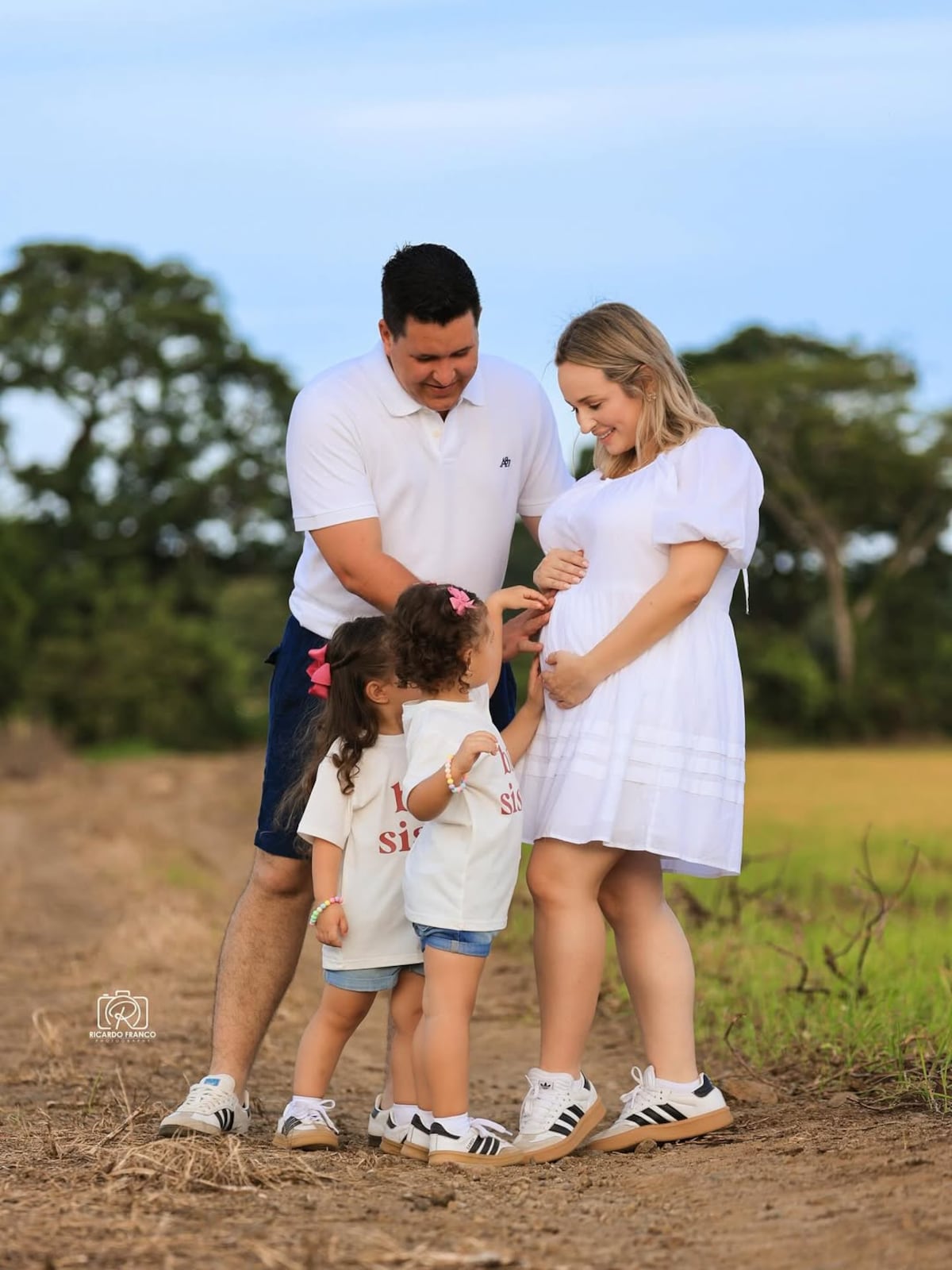 El alcalde de Pedasí, Miguel Batista, da la bienvenida a su segundo par de mellos