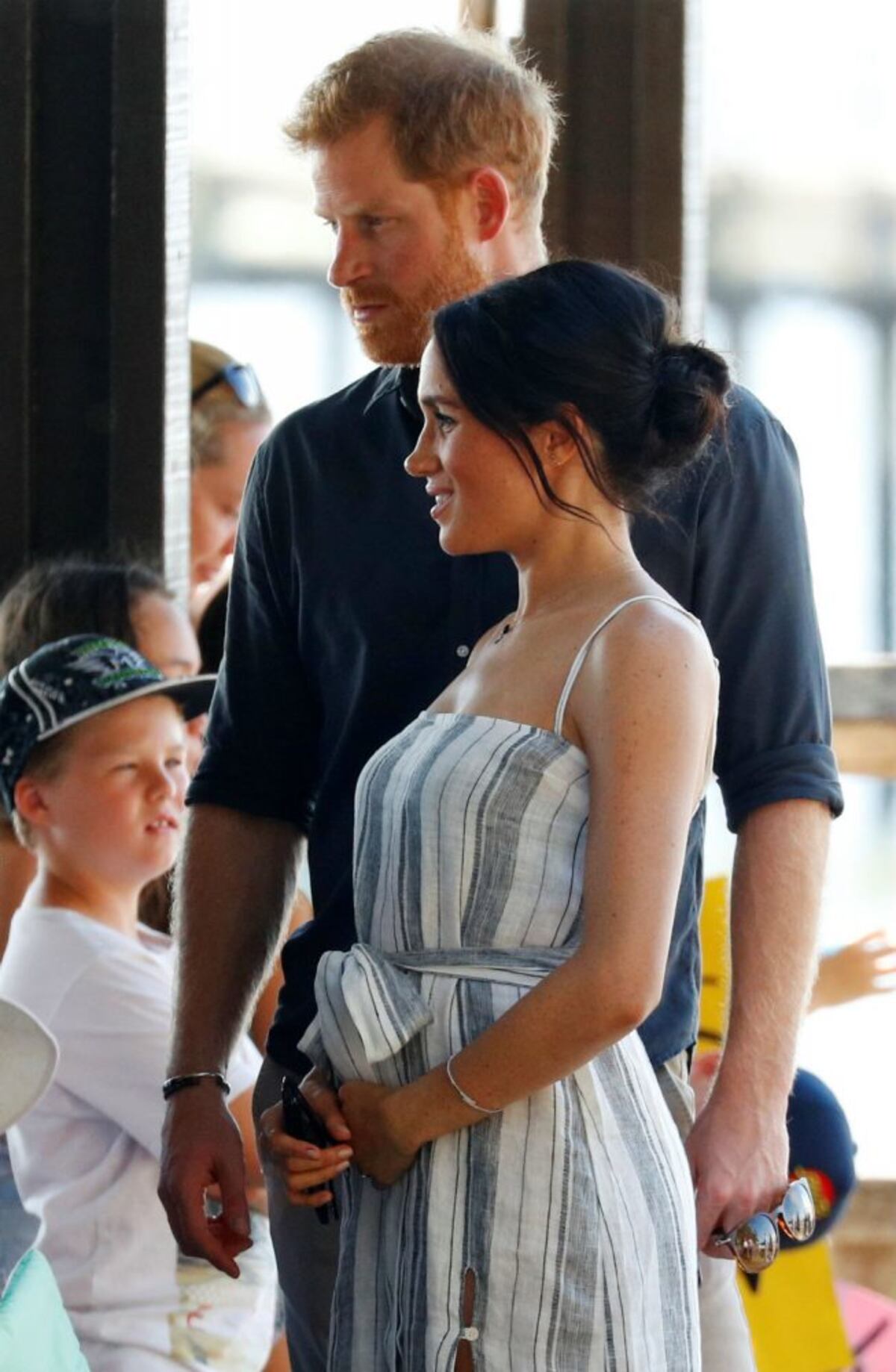 Las tiernas imágenes de la duquesa Meghan mostrando su embarazo
