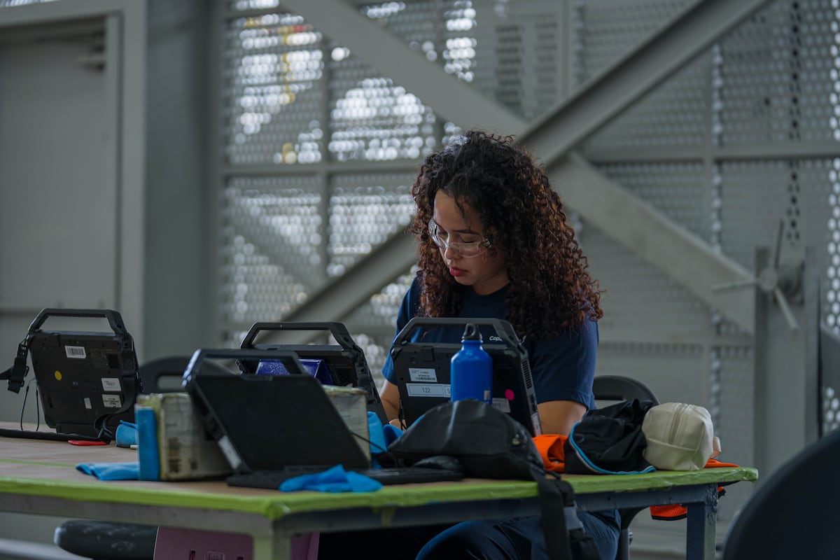 Madely Espinosa: una mujer sobre la ‘corona’ de un avión