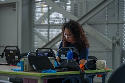 Madely Espinosa: una mujer sobre la ‘corona’ de un avión