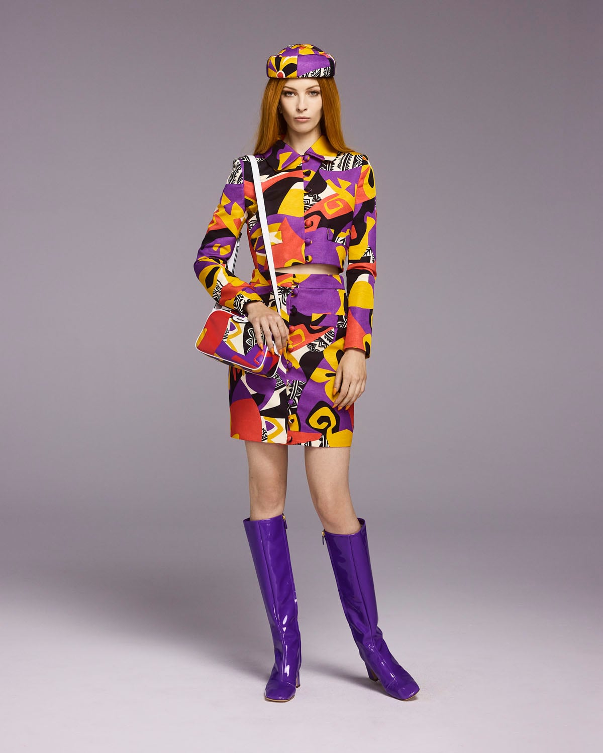 Moschino nos devuelve a los años 60 con su colección resort 2023