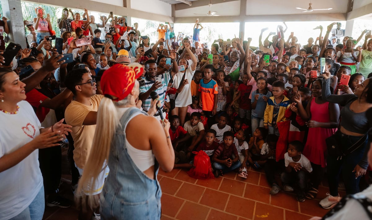 Karol G lleva regalos de navidad a niños de madres adolescentes en la costa colombiana