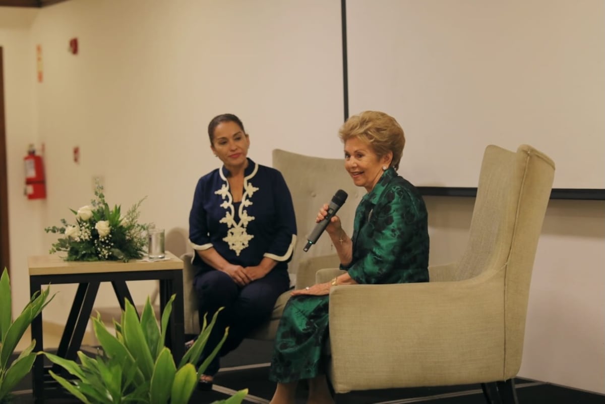 El encuentro de la ministra de Cultura, María Eugenia Herrera, con la expresidenta Mireya Moscoso en la presentación de su documental ‘Mireya, Mujer de Fortaleza’