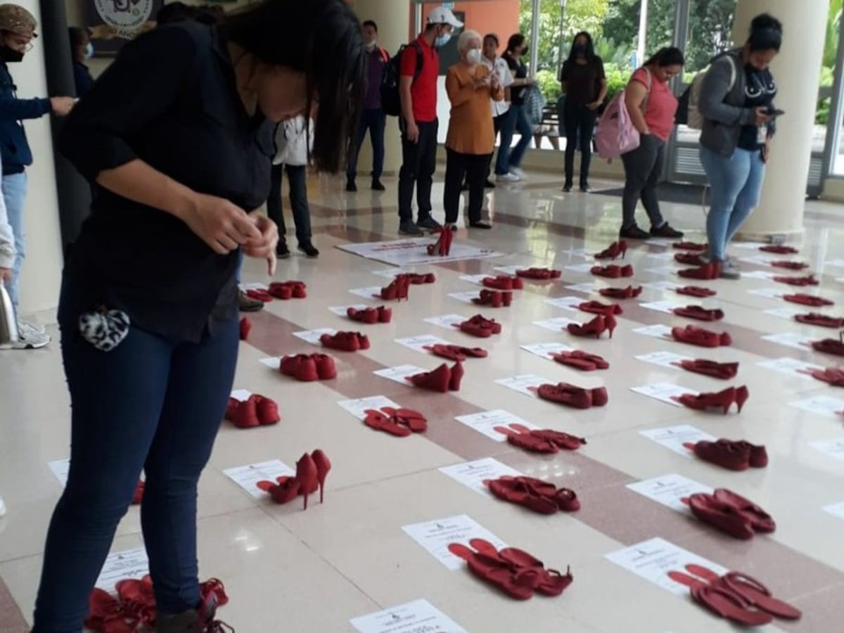 Zapatos rojos en Panamá para recordar a las mujeres víctimas de femicidio