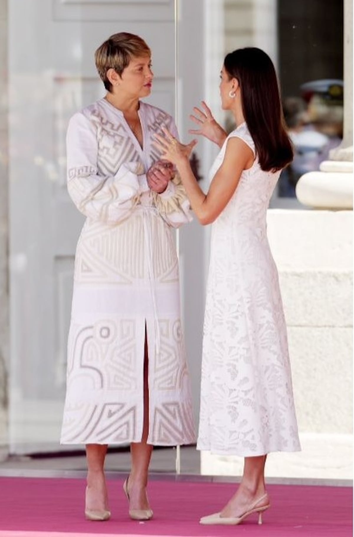 Vestida de blanco en la Asamblea Nacional: ideas de atuendos para el 1 de julio