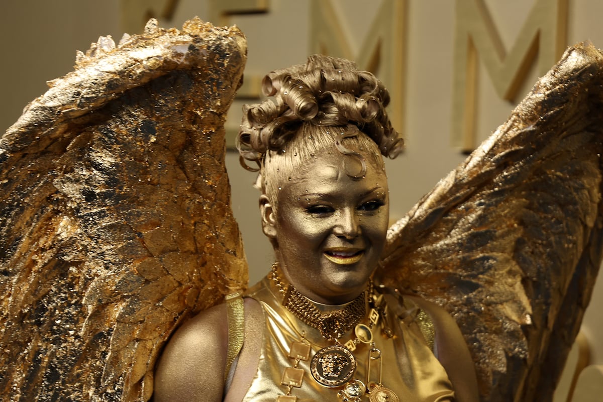 La comediante Megan Stalter llegó a los Emmy vestida como la icónica estatuilla del premio