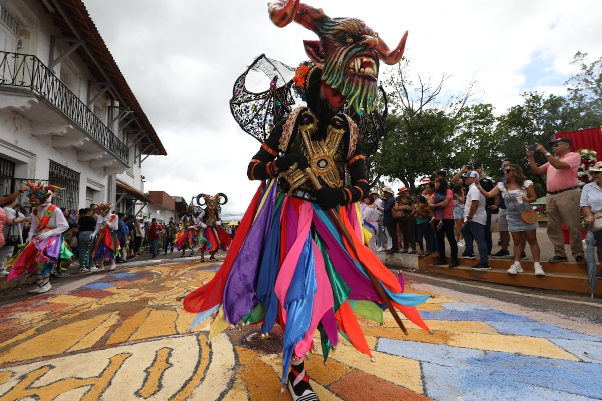 Imágenes de la danza del Corpus Christi en La Villa de Los Santos