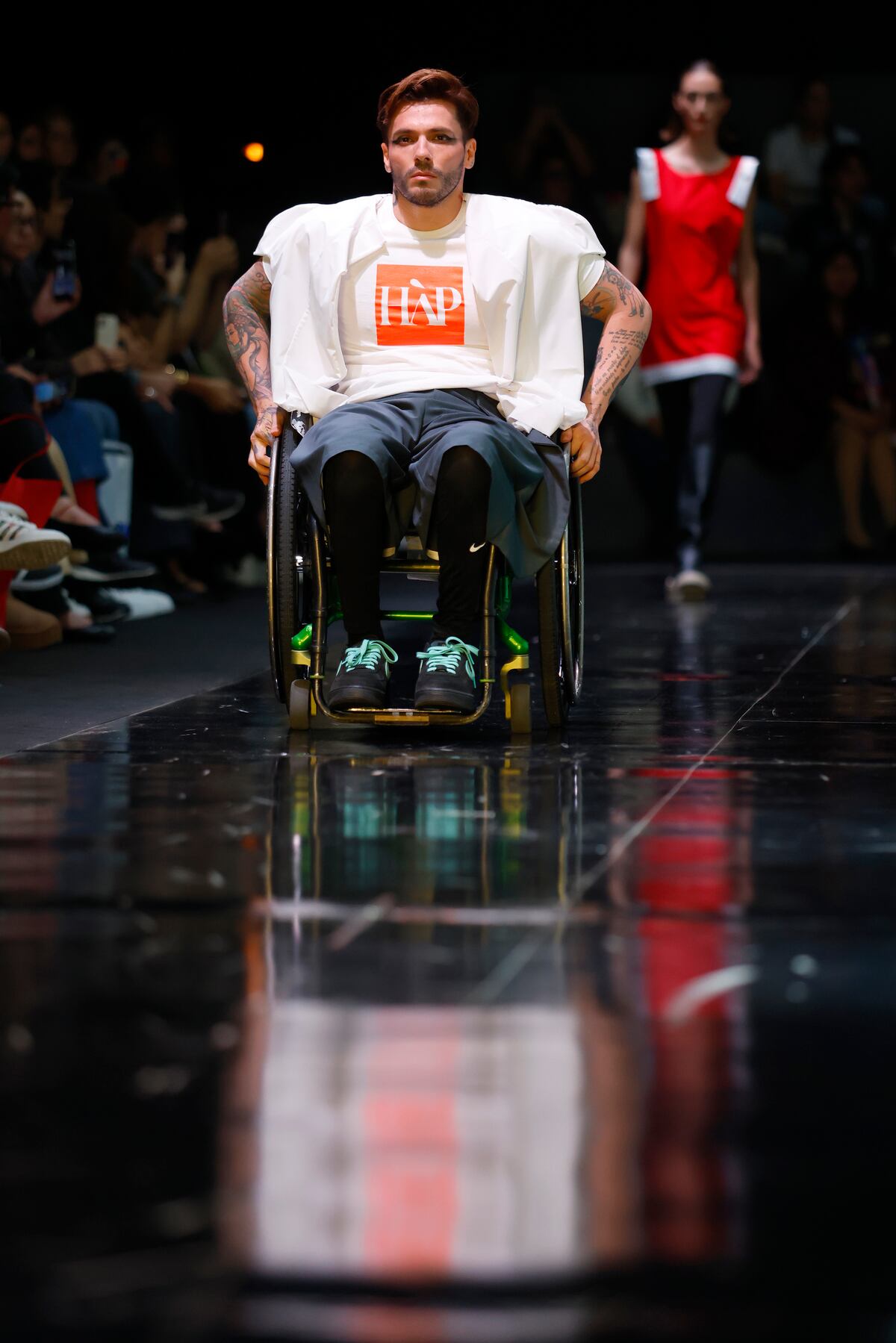 Presentan en oeste de México un guardarropa sustentable para personas con discapacidad