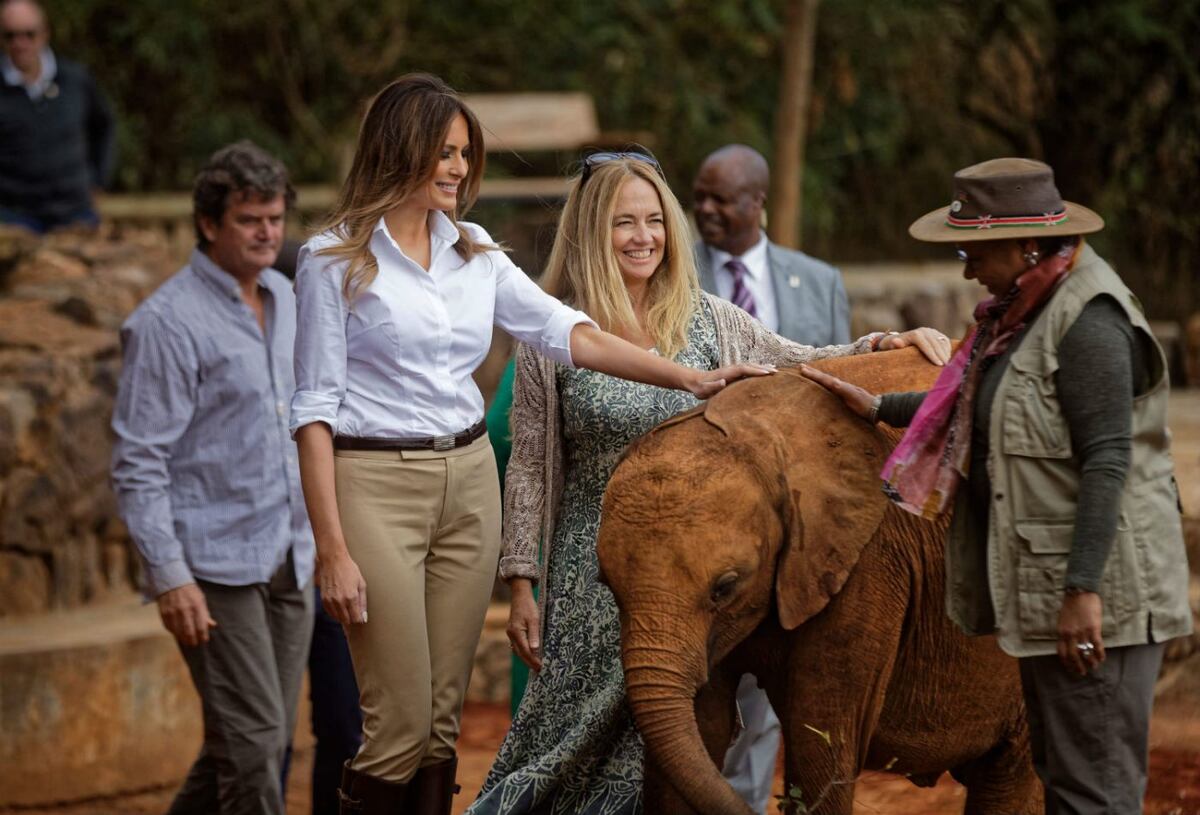 Melania Trump da el biberón a elefantes y va de safari