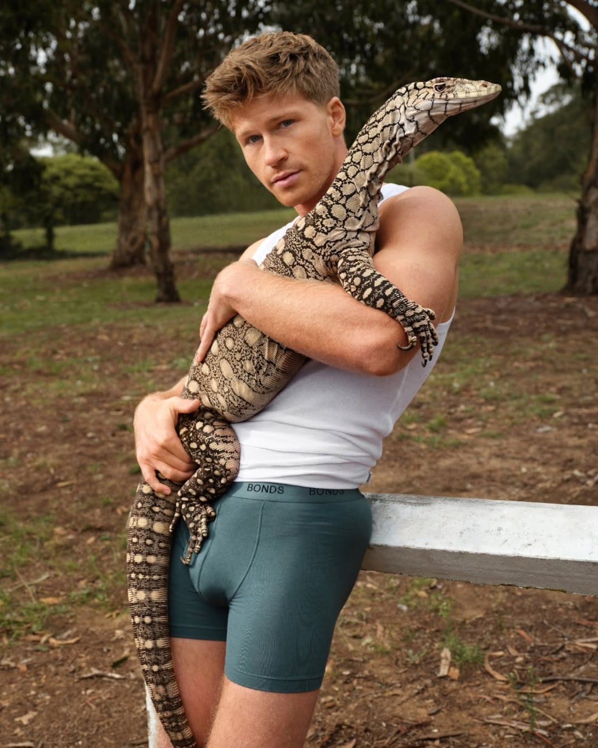 Robert, el hijo de Steven Irwin, se quita casi todo (menos el amor por los animales) en una nueva campaña para Bonds