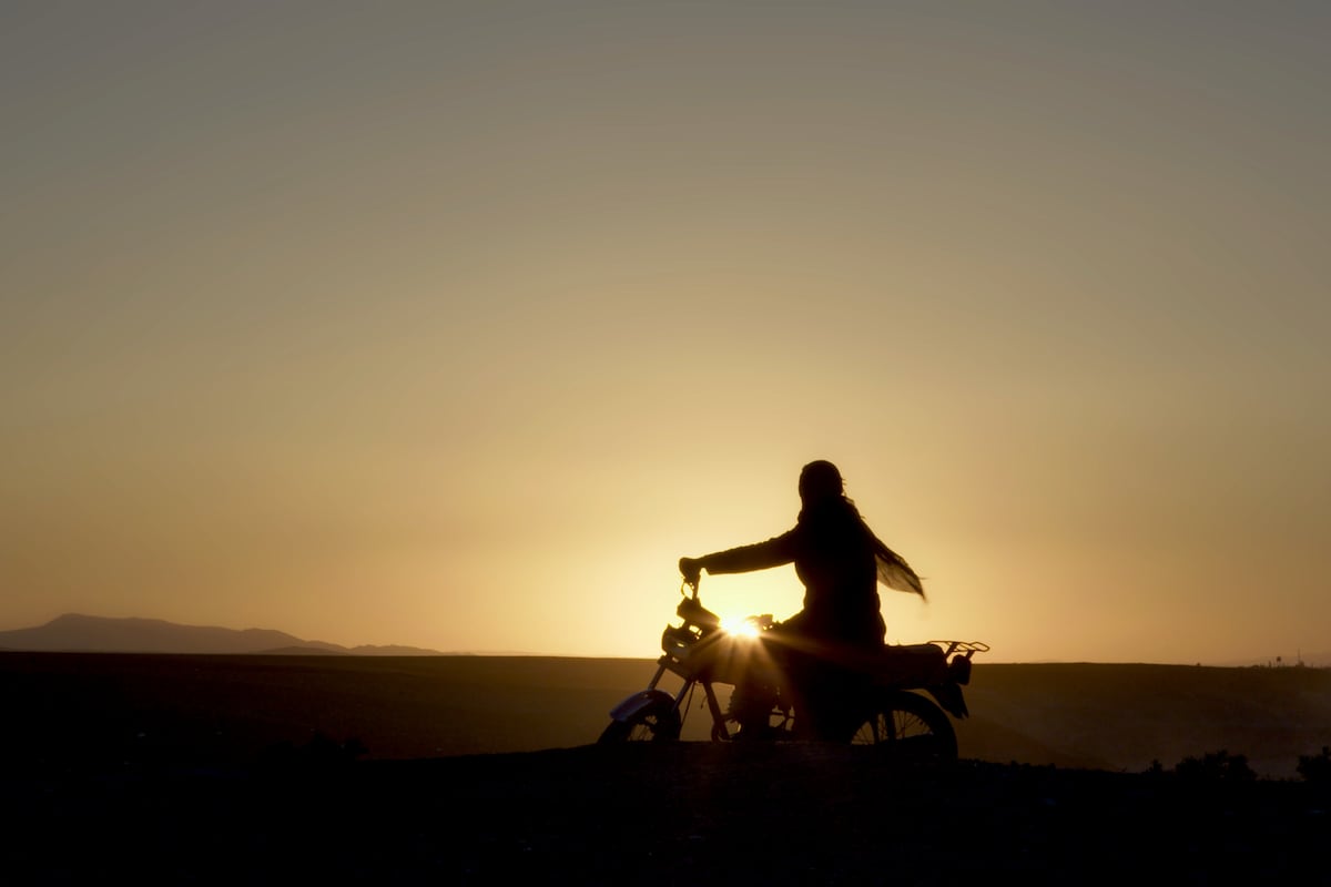 'Cutting Through Rocks' y el retrato de una mujer que desafía normas y empodera en Irán