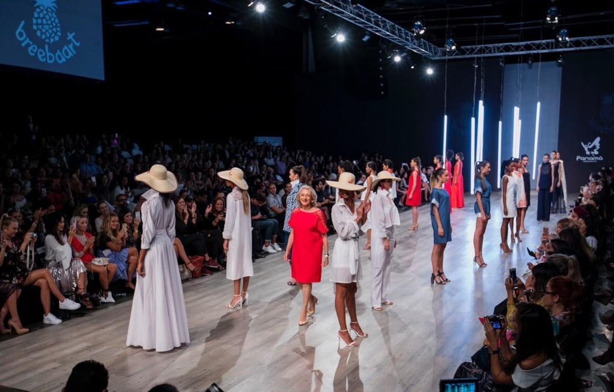 La nueva administradora del Canal de Panamá, Ilya Espino de Marotta, y su traje blanco inspirado en una pieza creada por la diseñadora Hélène Breebaart