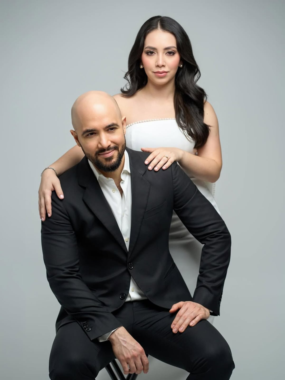 El ex diputado Edison Broce y su foto estilo ‘pre boda’ junto a su prometida, la abogada y violinista Ioana Rotar