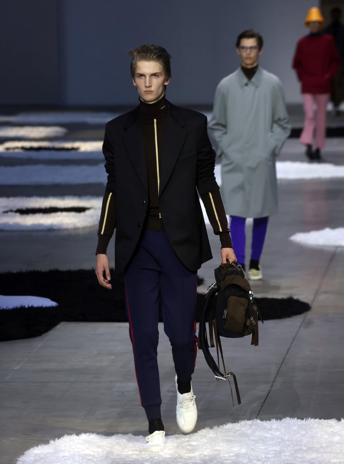 Prada lanza en Milán una moda “calmada” y piernas al aire para el hombre estival