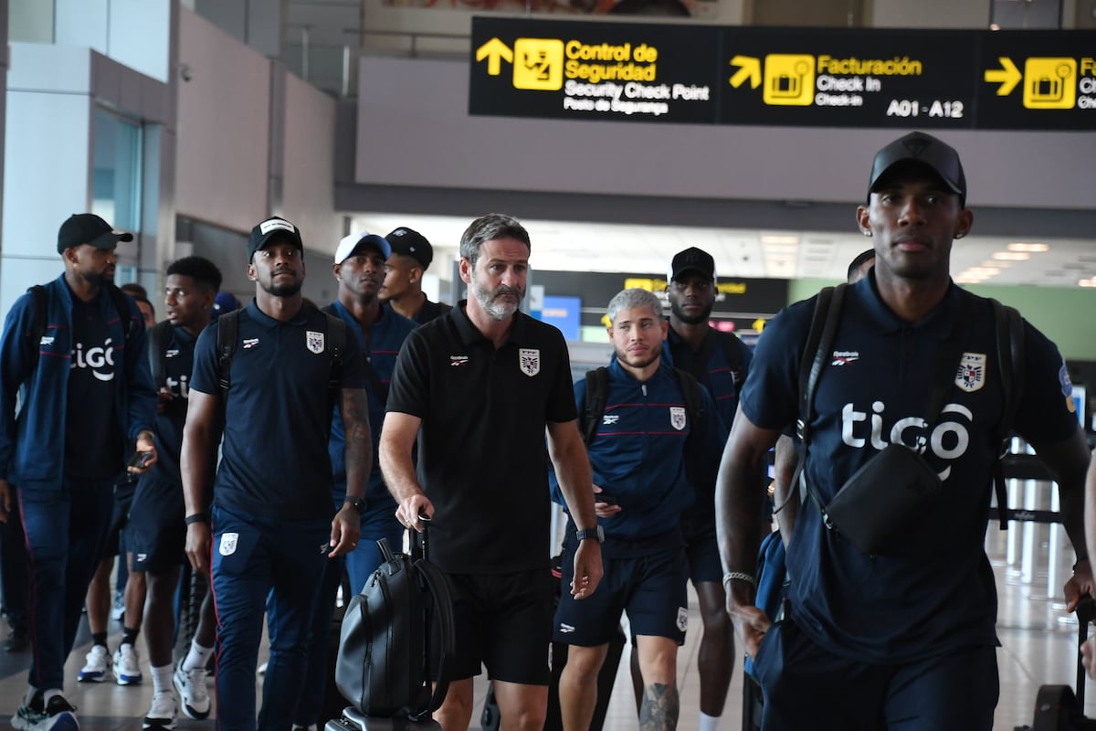 Con la camiseta puesta, Maricel de Mulino y Lucy Molinar reciben en Tocumen a la Selección de Panamá