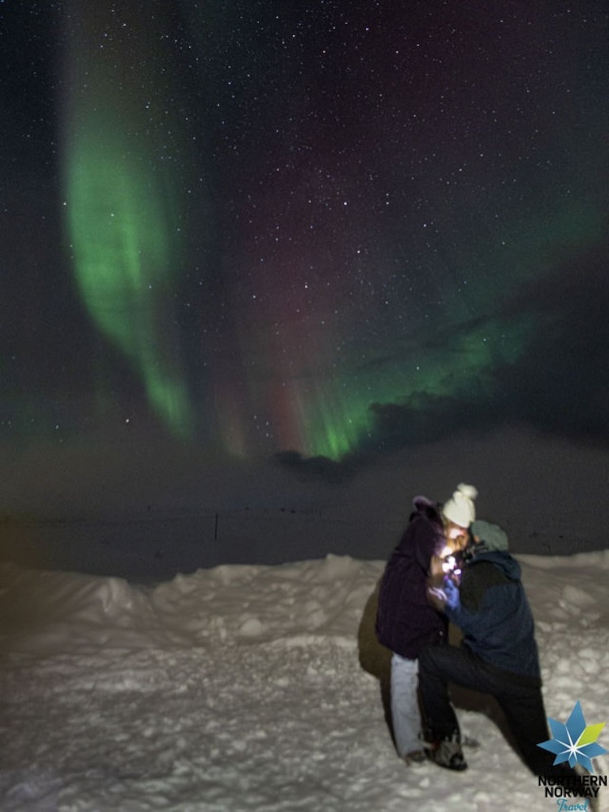 El actor panameño Andrés Morales se compromete con Gulliana Bissot De la Lastra bajo las auroras boreales