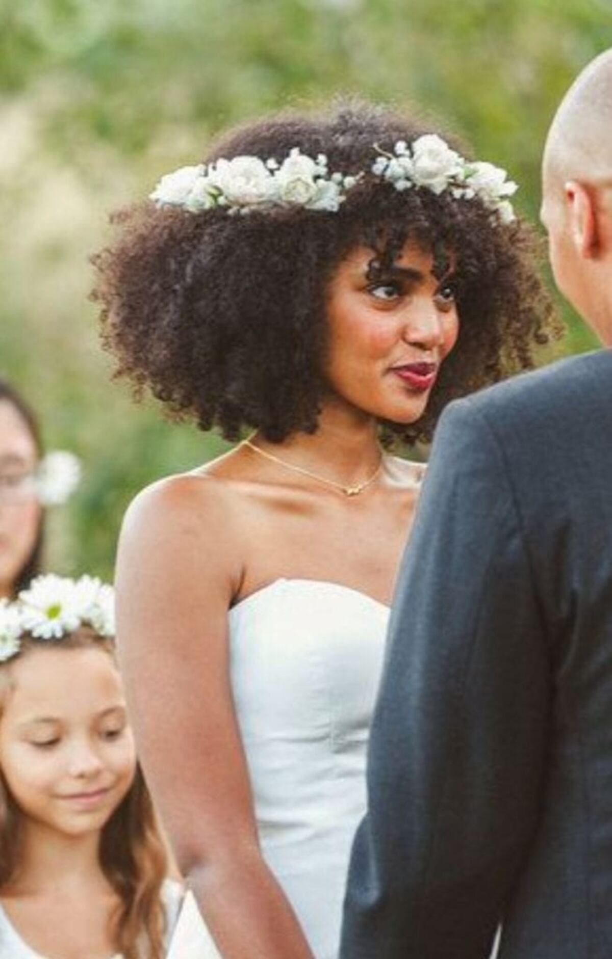 Al altar con rizos y velo