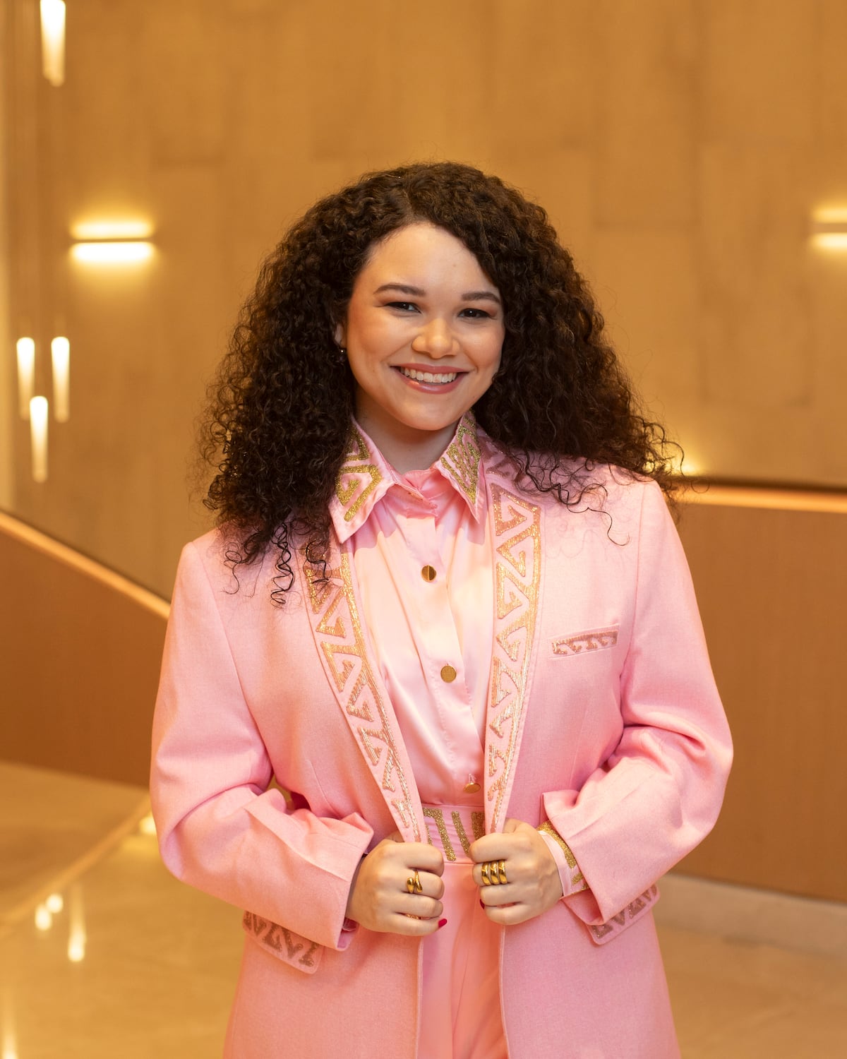 Moda nativa panameña, por Jochebec Design, en las presentadoras del Foro Mujer 2026