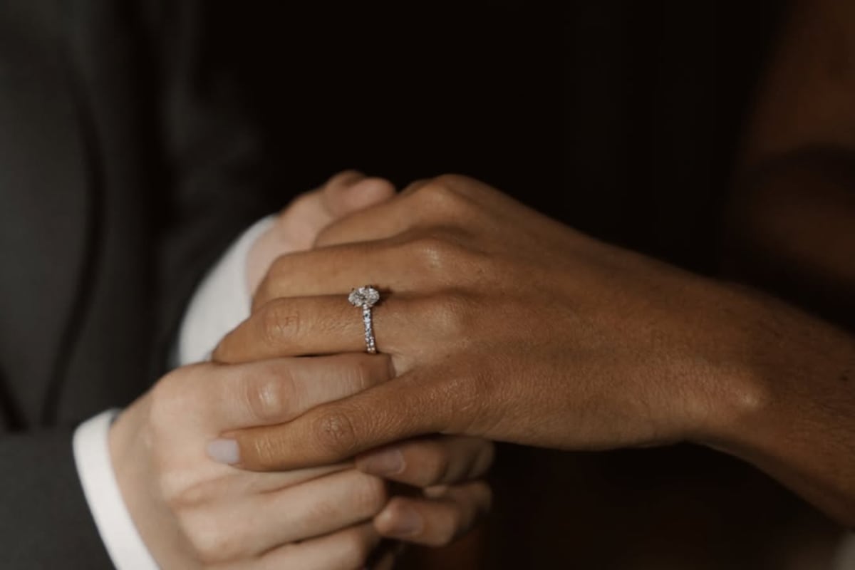 La empresaria Gigi Angarita se compromete con su novia frente a la torre Eiffel
