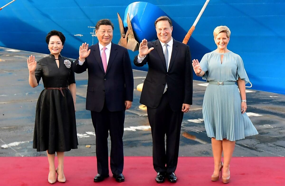 Lorena Castillo de Varela y sus tres vestidos para la visita presidencial de China