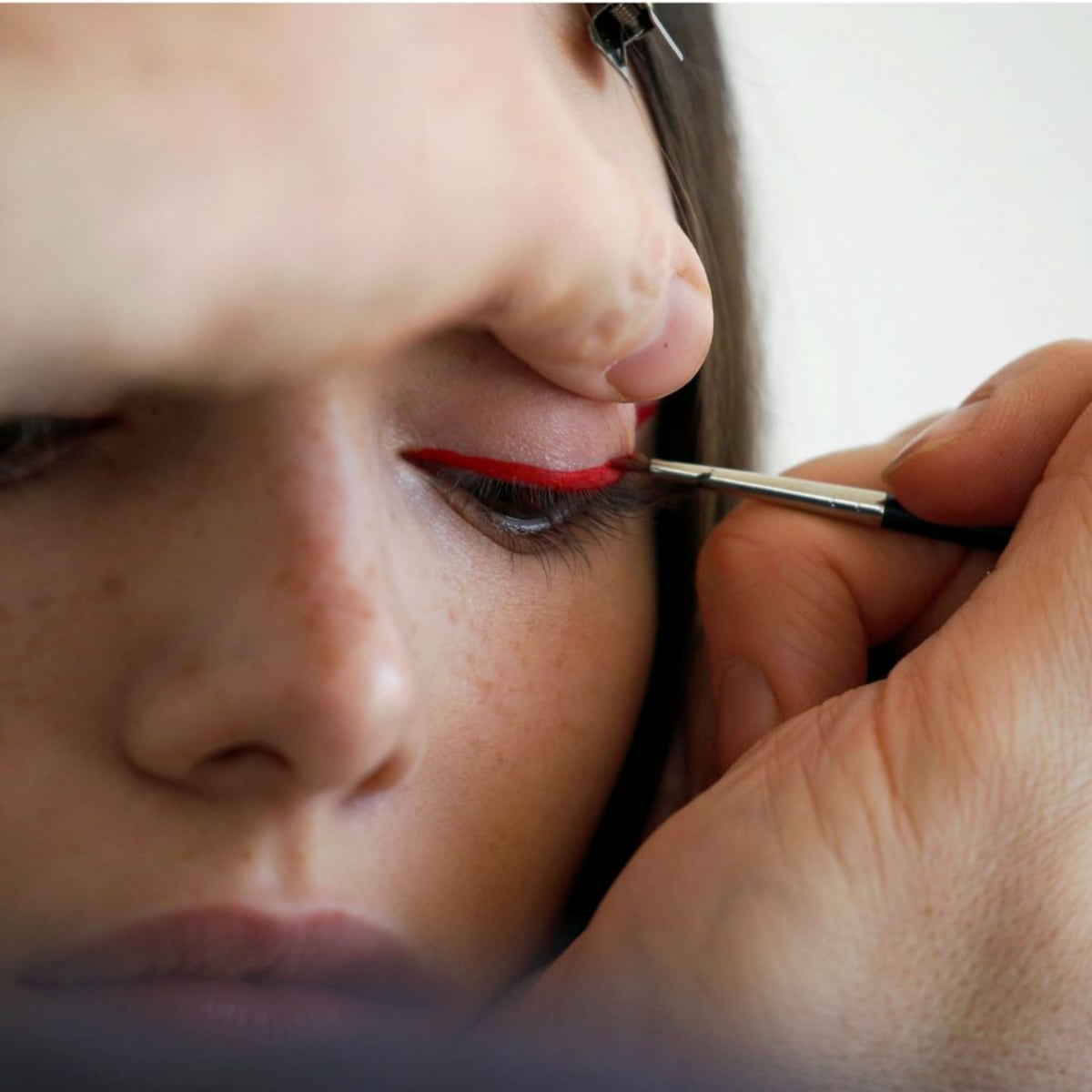 Dile adiós al clásico delineado negro y llena tus ojos de color