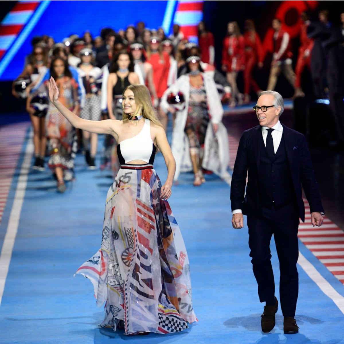 Tommy Hilfiger pisa el acelerador