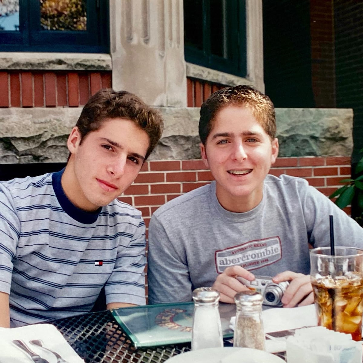 El alcalde Mayer Mizrachi y su mellizo Mark celebran su cumpleaños 38 con temática de vaqueros