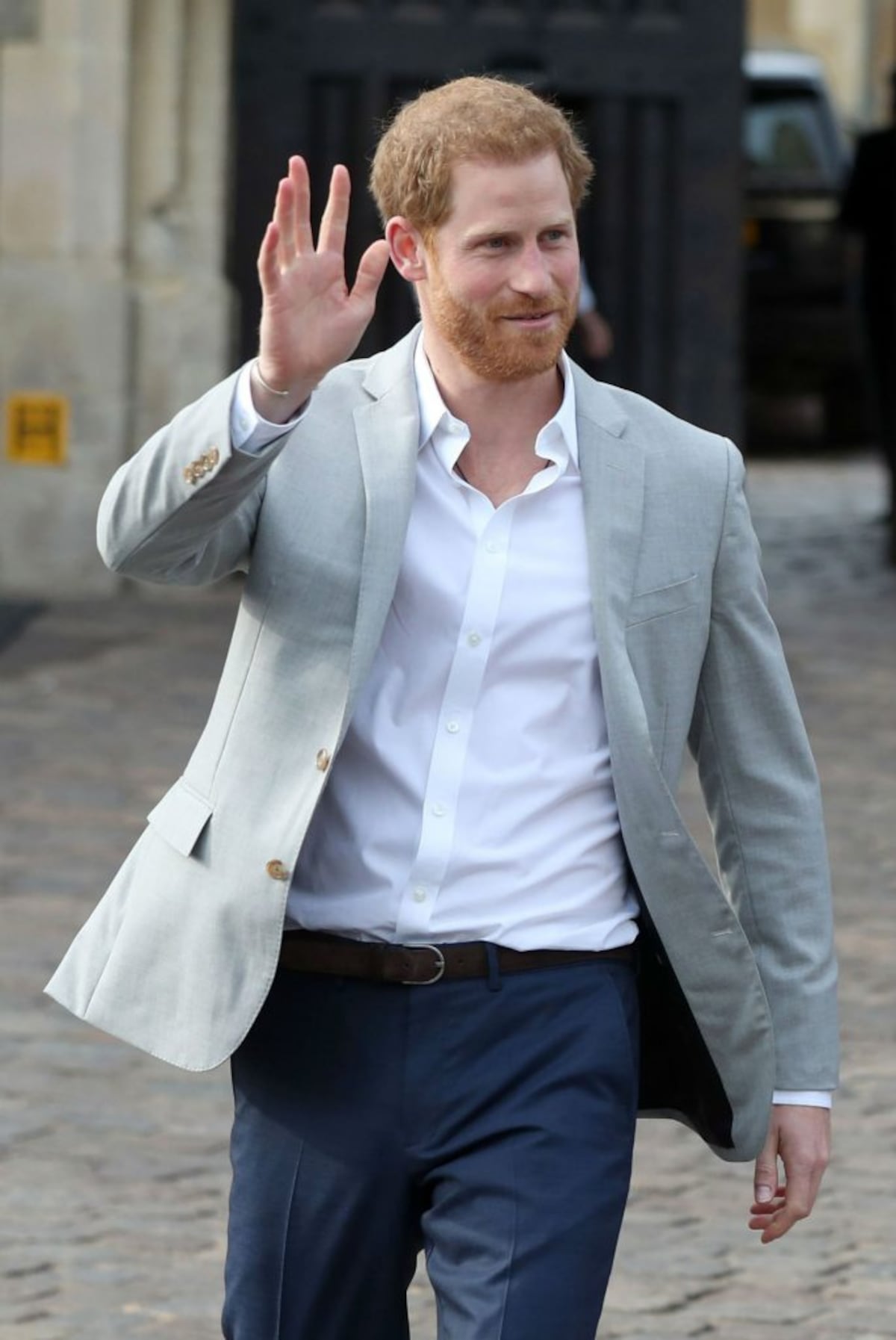 El príncipe Harry saluda a sus seguidores a las afueras del Castillo de Windsor