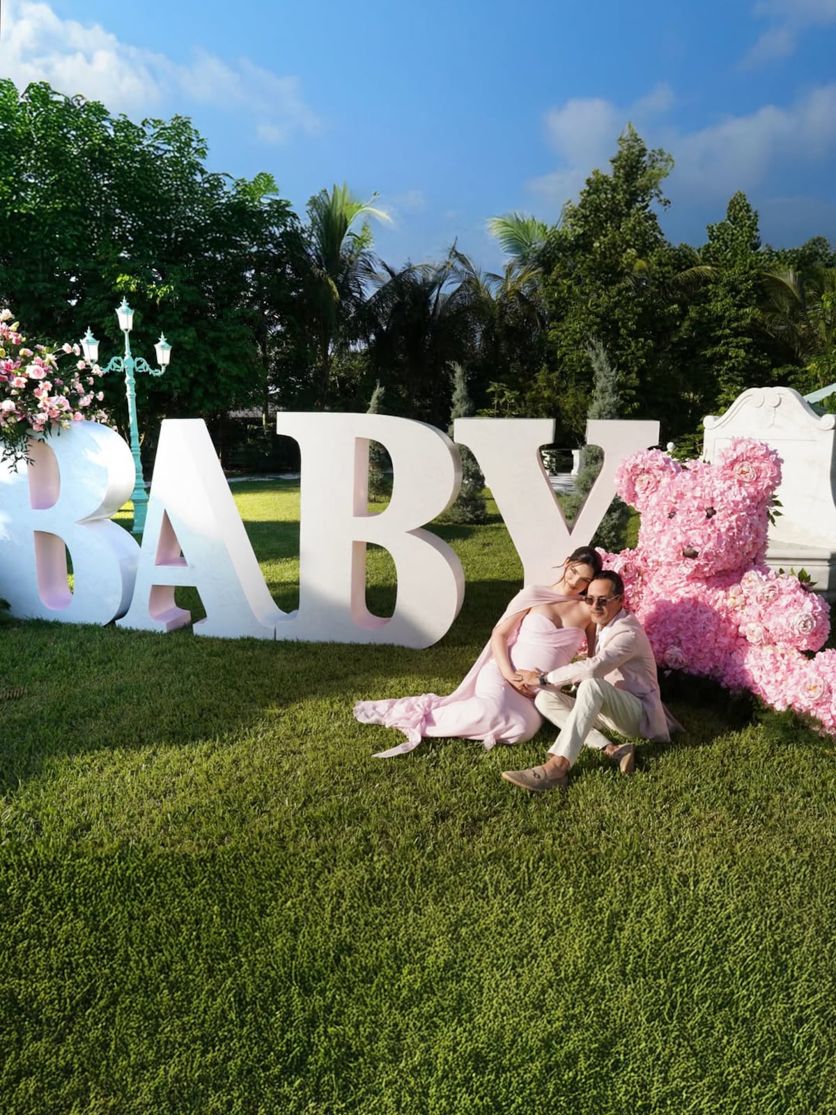 Nadia Ferreira y Marc Anthony celebran el ‘baby shower’ de su hija