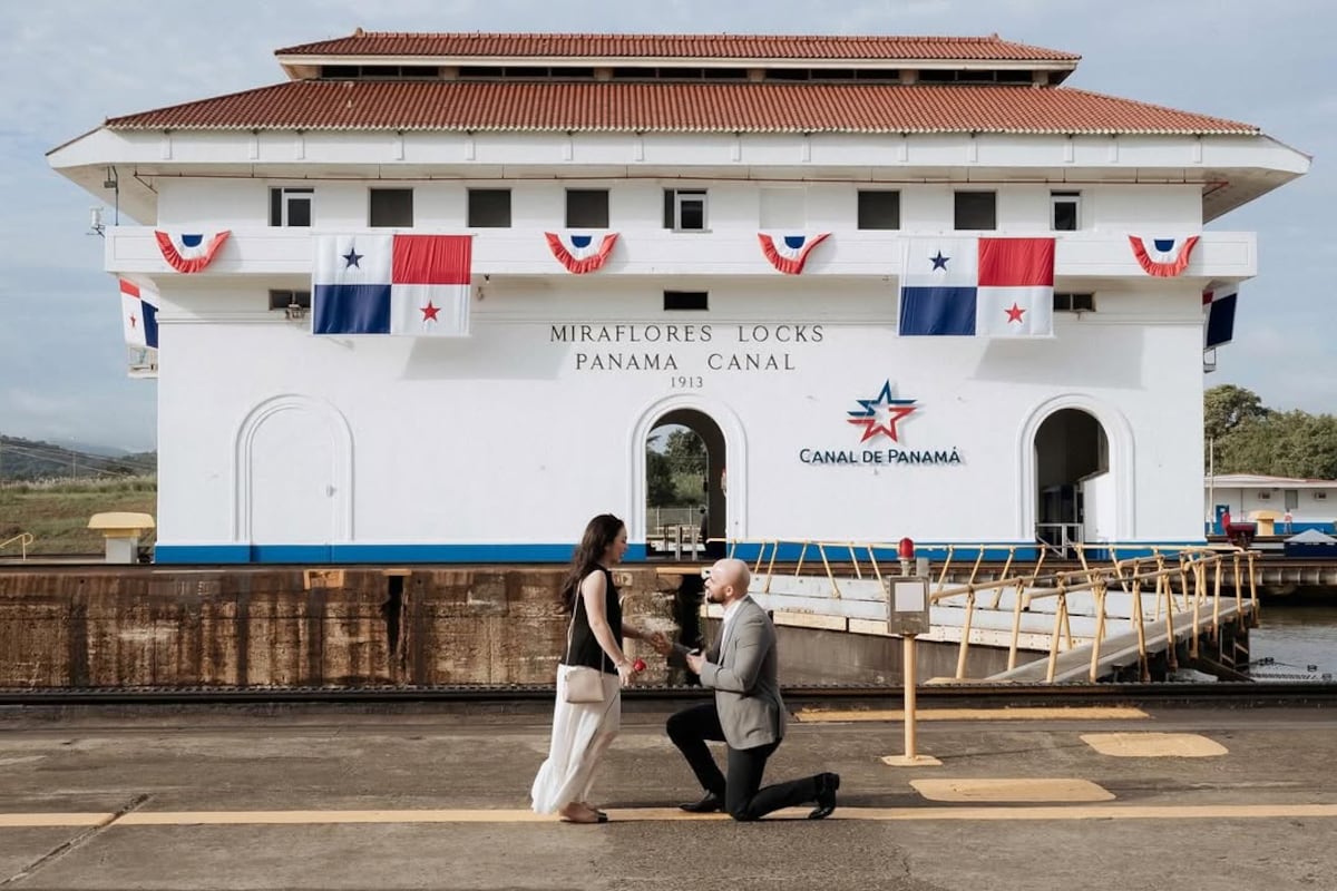 El exdiputado Edison Broce anuncia su compromiso con la abogada y violinista Ioanar Rotar desde el Canal de Panamá