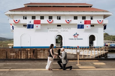 El exdiputado Edison Broce anuncia su compromiso con la abogada y violinista Ioanar Rotar desde el Canal de Panamá