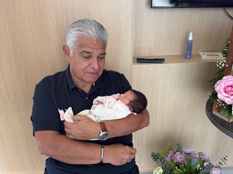 El presidente José Raúl Mulino y la primera dama celebran el nacimiento de su octava nieta, Emilia