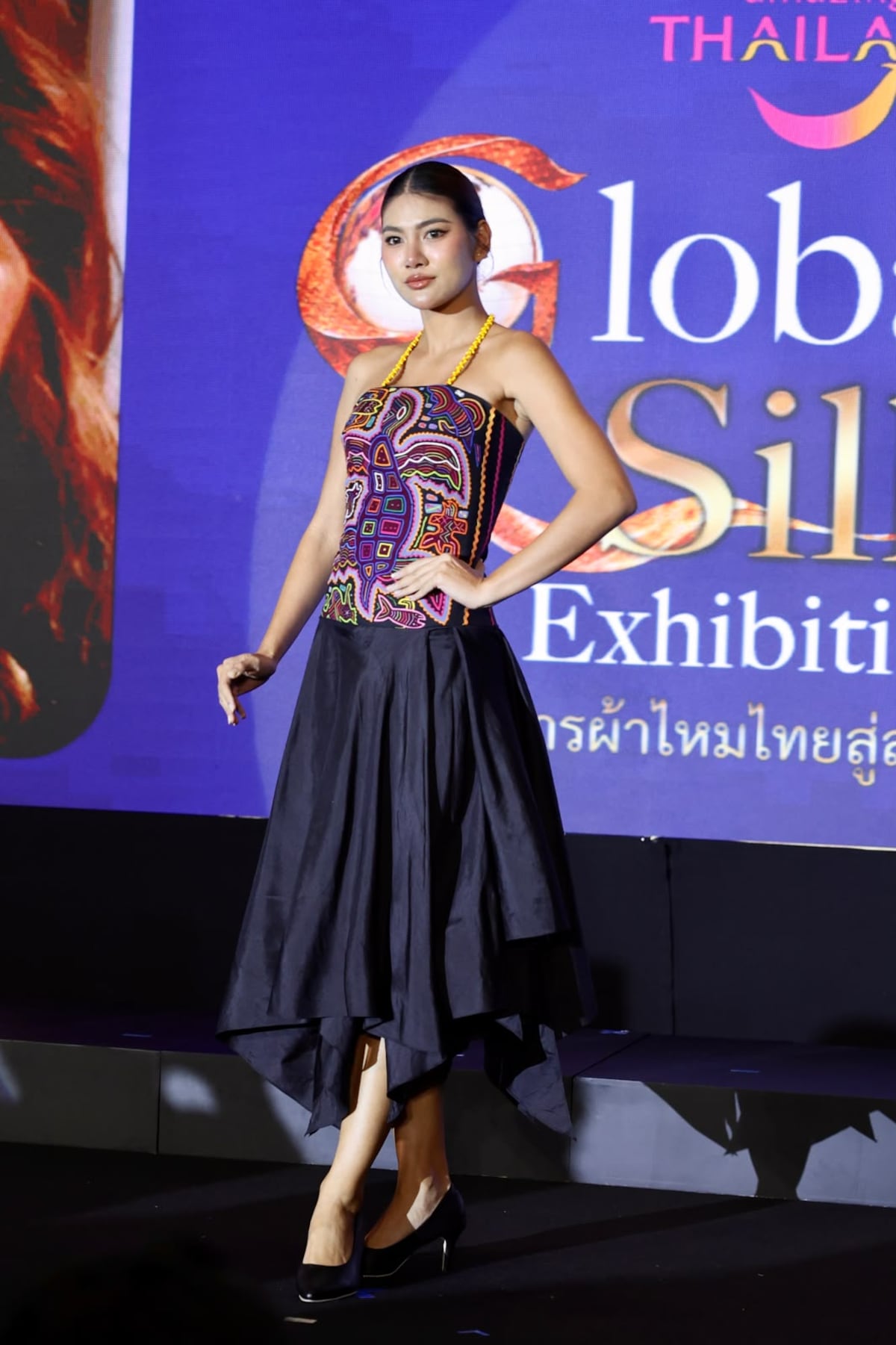 De Panamá a Bangkok: la diseñadora Edda González une la mola y la seda tailandesa en un vestido