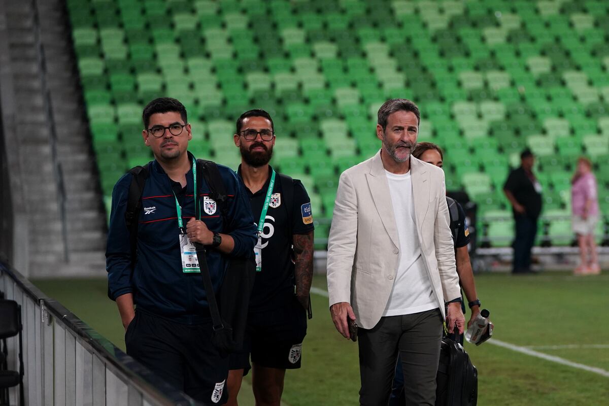 Blazer ‘nude’, pantalones ‘skinny’ y zapatillas: el ‘look’ casual de Thomas Christiansen en el partido de Panamá - USA
