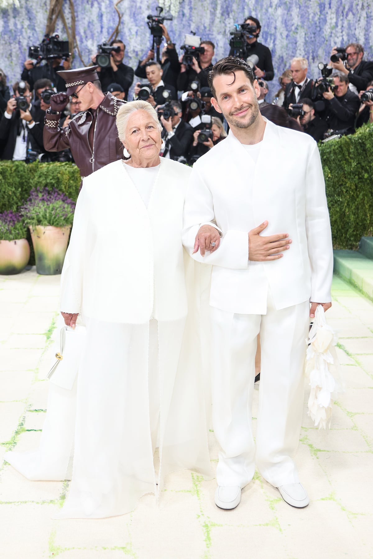 El diseñador francés Simon Porte Jacquemus lleva a su abuela a la Met Gala 2026 
