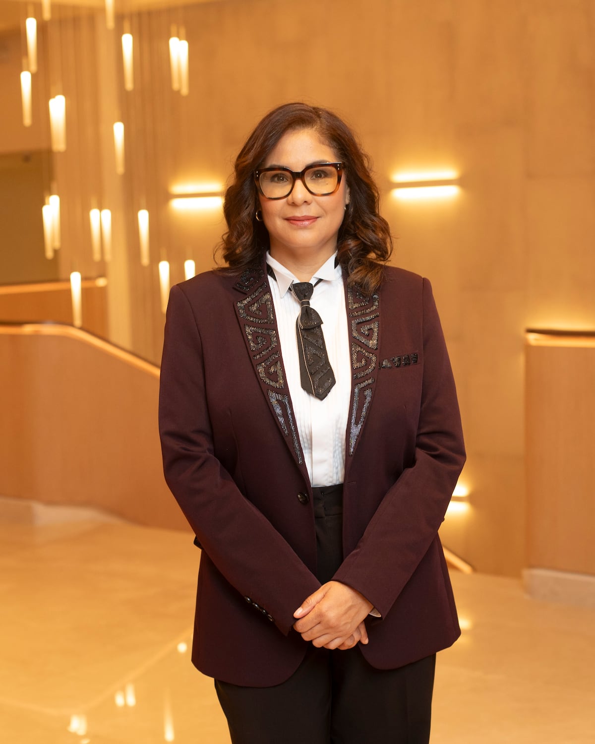 Moda nativa panameña, por Jochebec Design, en las presentadoras del Foro Mujer 2026