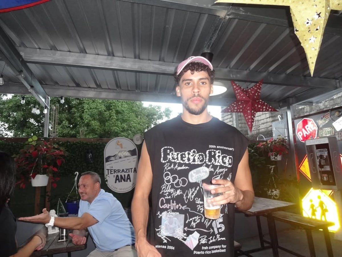 Él es Bernie Martínez, el hermano modelo (de 1.90 de estatura) de Bad Bunny