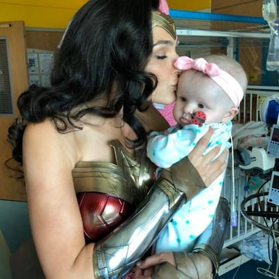 Gal Gadot, vestida de Mujer Maravilla, visita a niños en un hospital