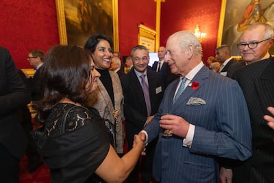 Ilya de Marotta, subadministradora del Canal de Panamá, conoce al rey Charles III durante una ceremonia en Londres 