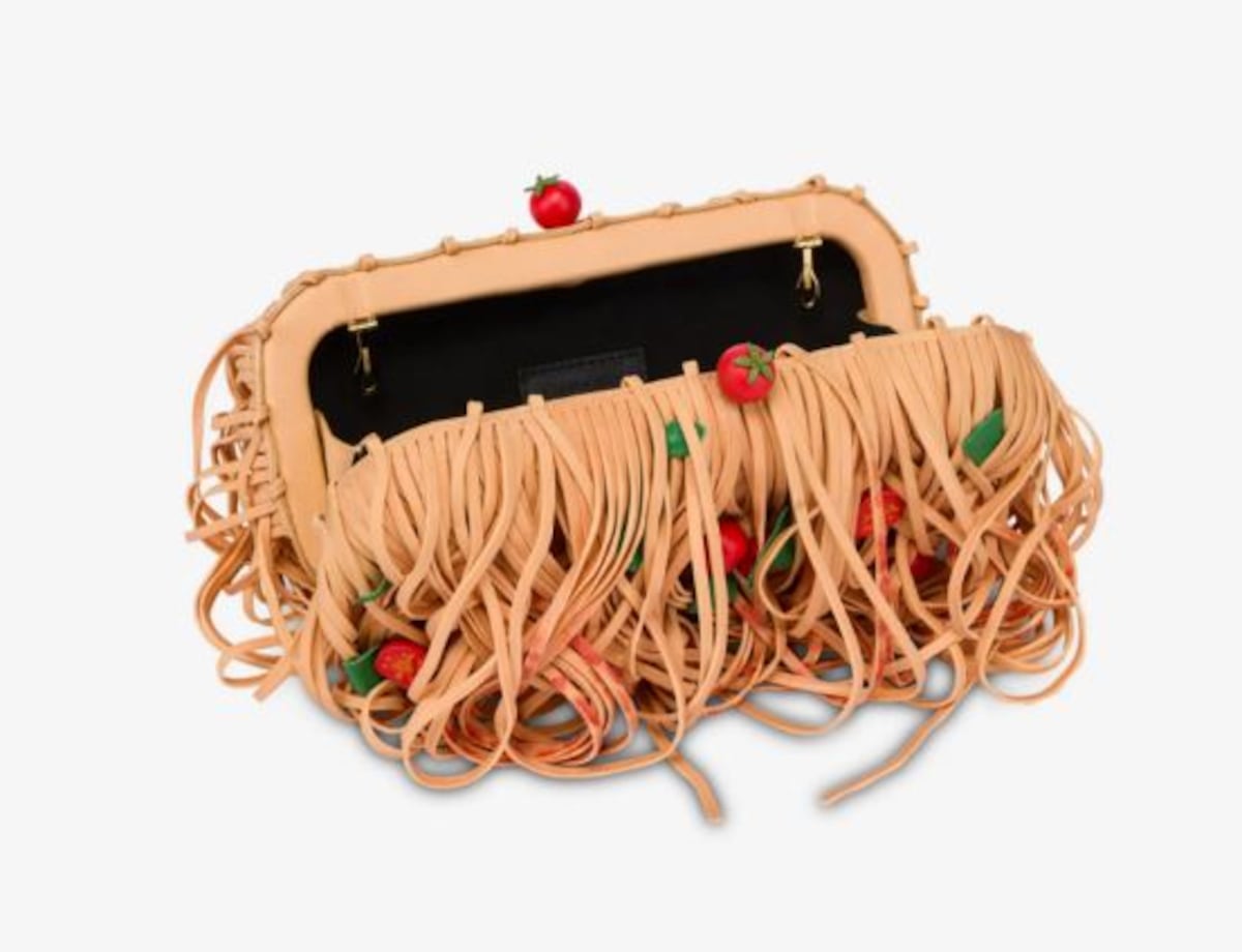 Espagueti, pescado y hasta una plancha:¿comprarías alguno de estos bolsos Moschino valorados en más de mil dólares?