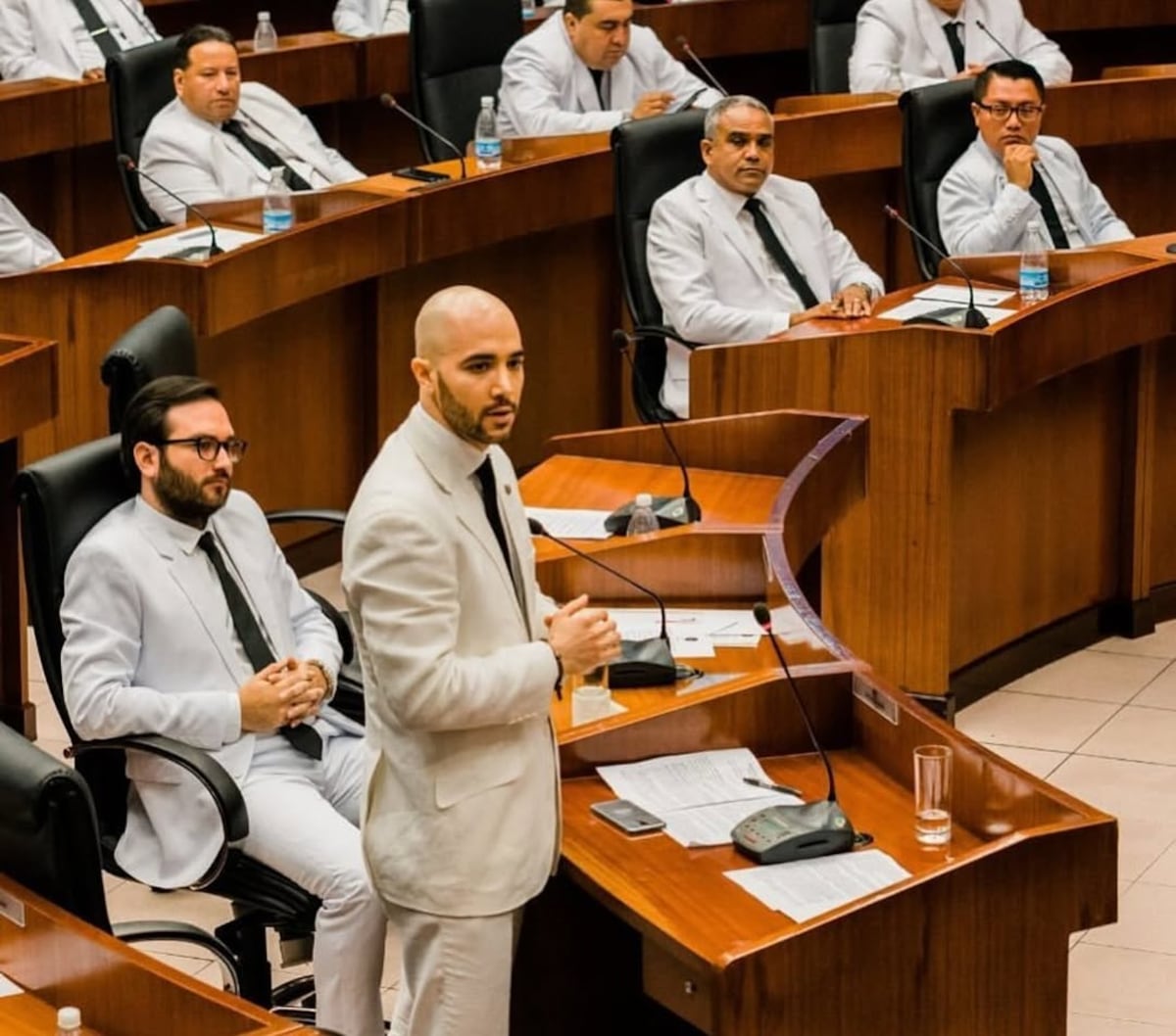 El ex diputado Edison Broce y su foto estilo ‘pre boda’ junto a su prometida, la abogada y violinista Ioana Rotar