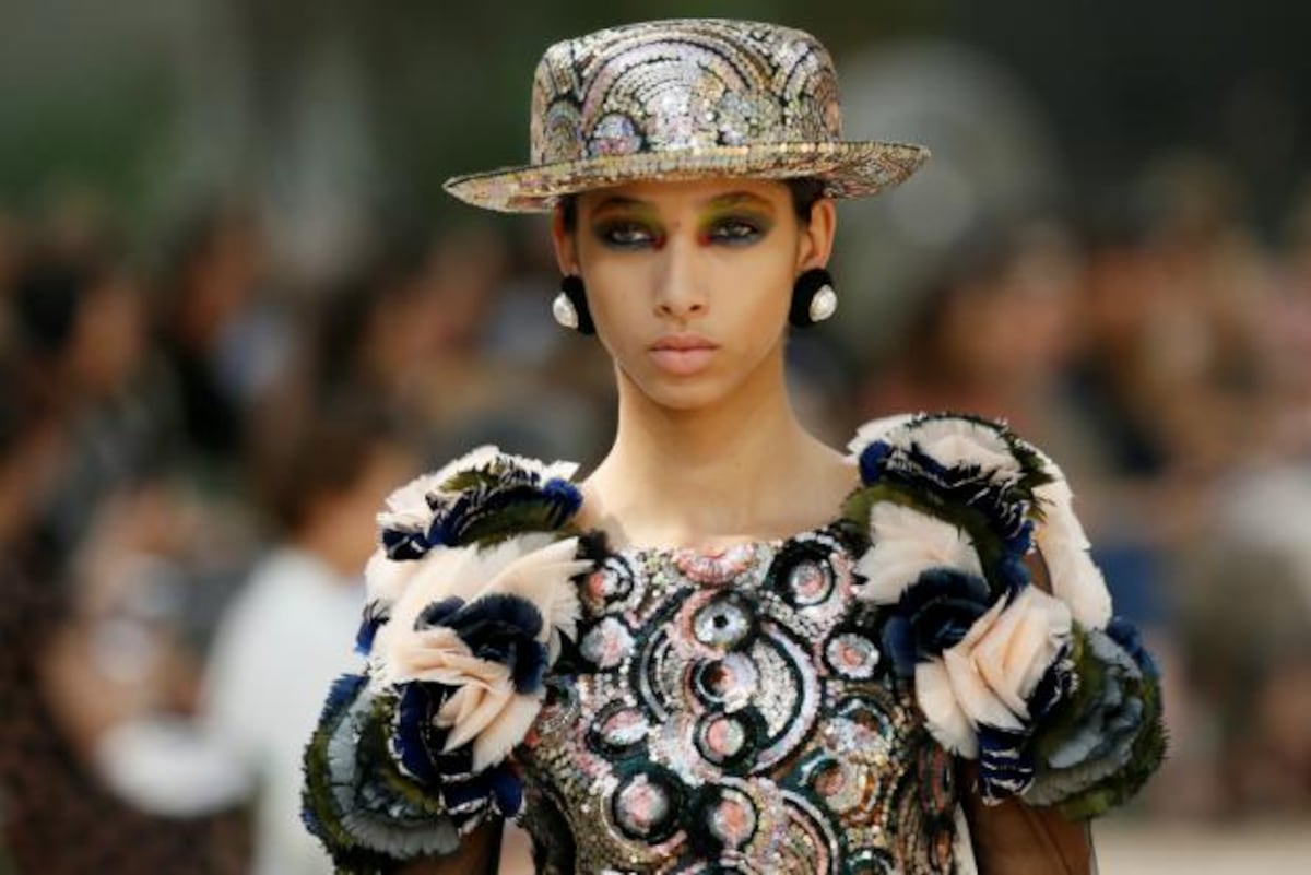 Sombreros, “tweed” y botas en la pasarela de Chanel en París